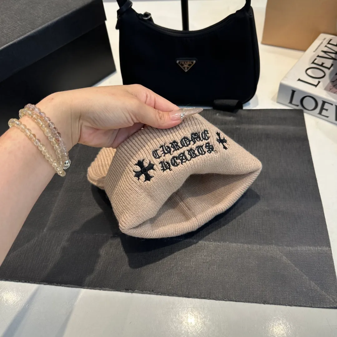 P46 Crow Heart Autumn and Winter Wool Knitted Beanie This must be a favorite of minimalism. It is clean, neat, fashionable and versatile, and will definitely not be picky about your face shape! A fashionable classic that lasts forever! Fashionable black and white can be purchased together!